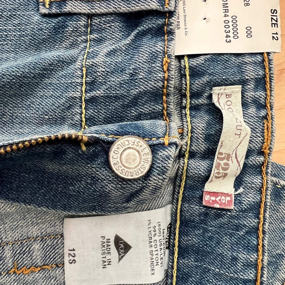 Women’s New Levi's Light Blue Denim Jeans with Tan Leather Patch - Picture 4 of 7